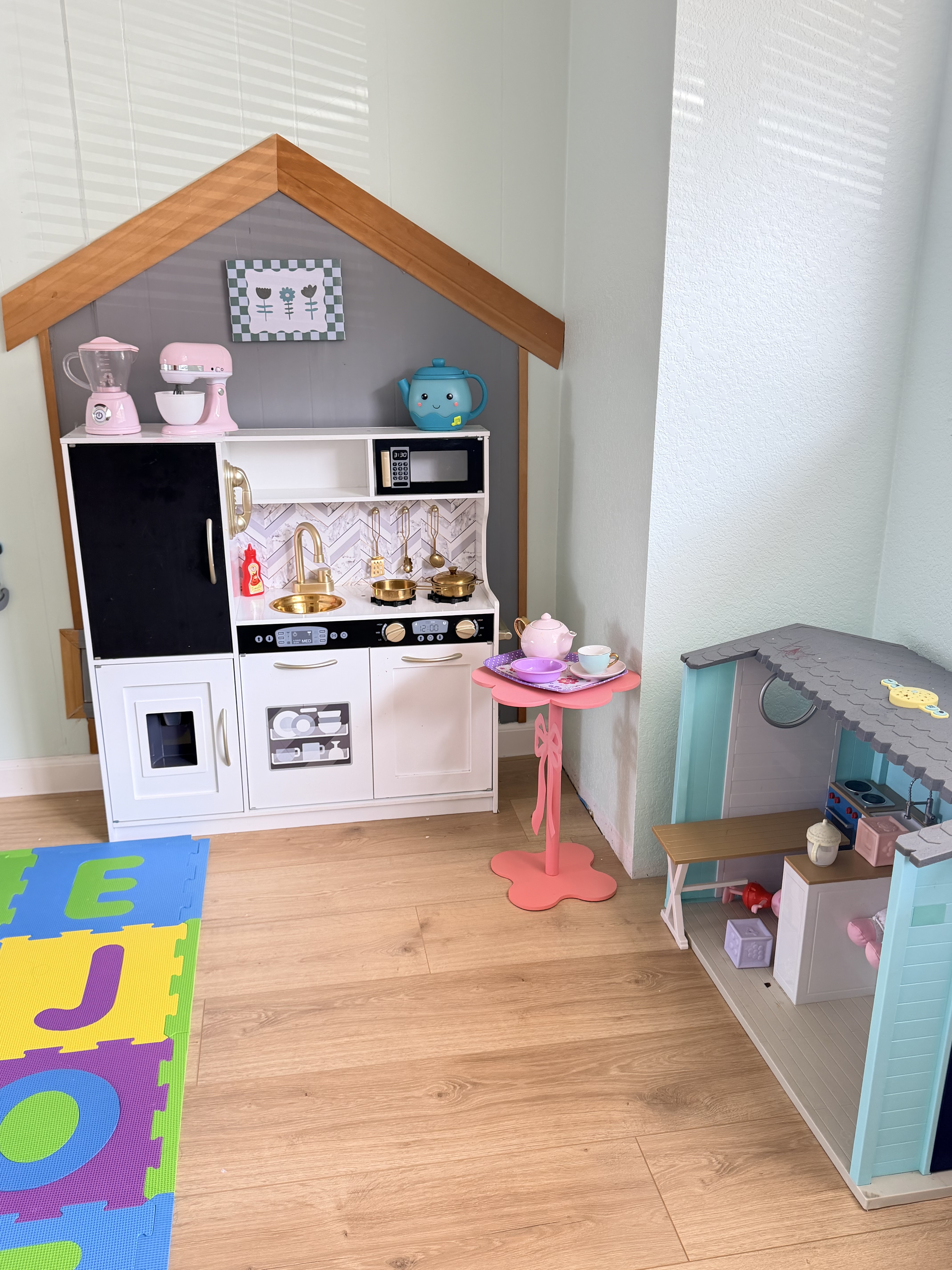 Play kitchen and dollhouse room